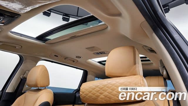 Kia Carnival 2023 — ფოტო 19/20