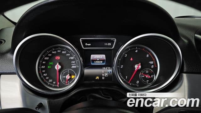 Mercedes-Benz GLE-Class 2018 — Şəkil 19/20