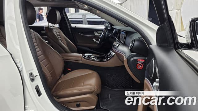 Mercedes-Benz E-Class 2019 — Фото 12/20