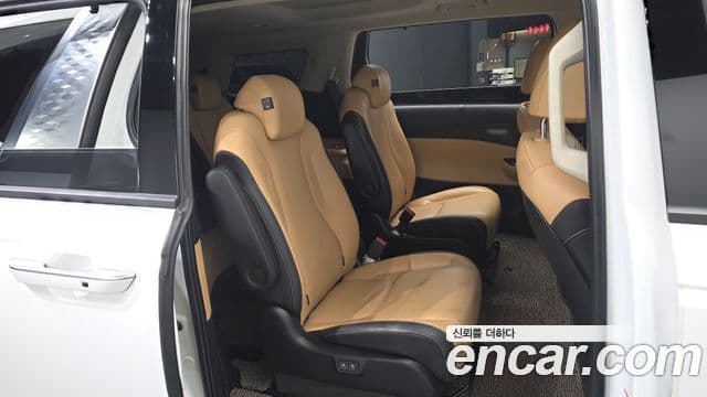 Kia Carnival 2021 — фото 12 из 20