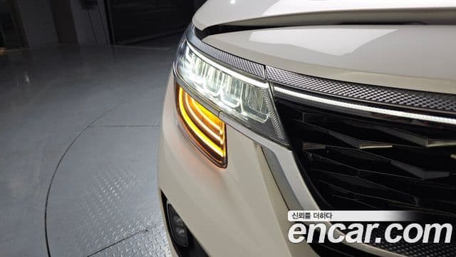 Kia Seltos 2022 — Şəkil 28/33