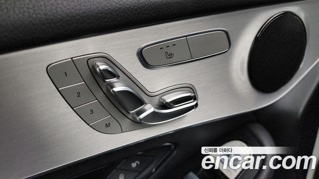 Mercedes-Benz GLC-Class 2018 — Photo 27/34