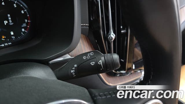 Volvo XC60 2021 — Şəkil 18/20