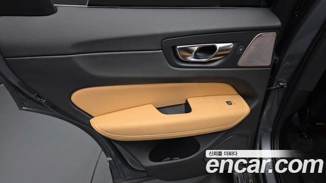 Volvo XC60 2021 — Photo 28/30