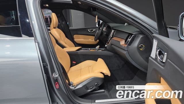 Volvo XC60 2021 — Photo 5/30