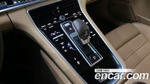 Porsche Panamera 2018 — ფოტო 9/20