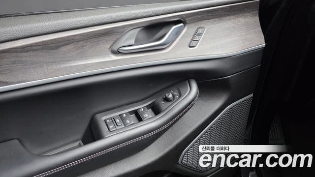Jeep Grand Cherokee 2023 — ფოტო 18/20