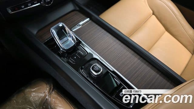 Volvo XC60 2022 — ფოტო 9/20