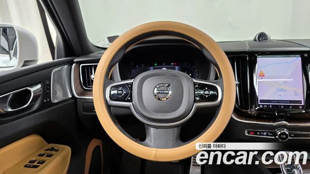 Volvo XC60 2022 — ფოტო 13/20