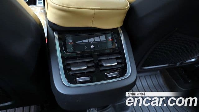Volvo XC60 2022 — ფოტო 18/20