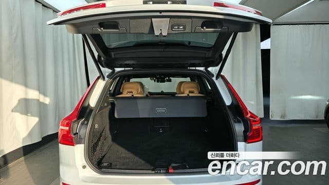 Volvo XC60 2022 — ფოტო 20/20