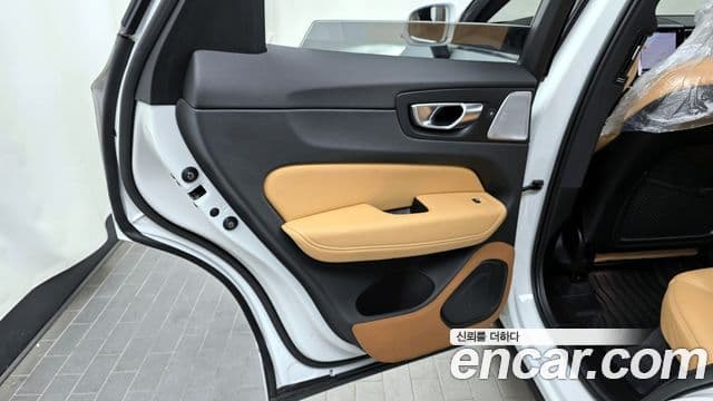 Volvo XC60 2022 — Photo 2/34