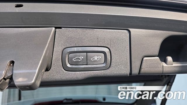 Volvo XC60 2022 — Photo 32/34
