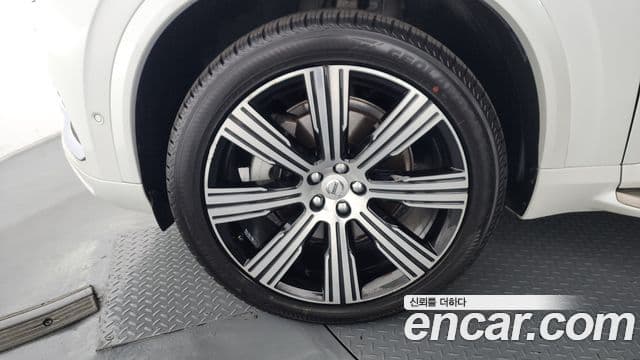 Volvo XC90 2021 — ფოტო 5/20