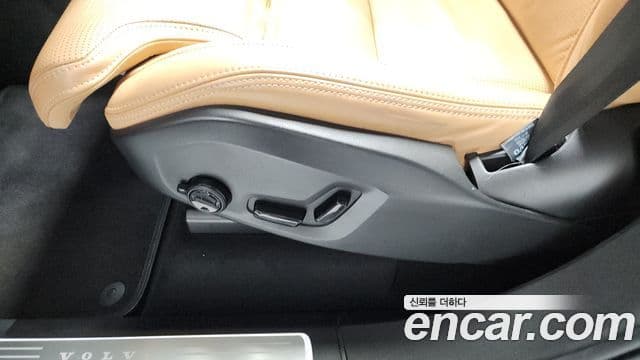 Volvo XC90 2021 — Photo 14/39