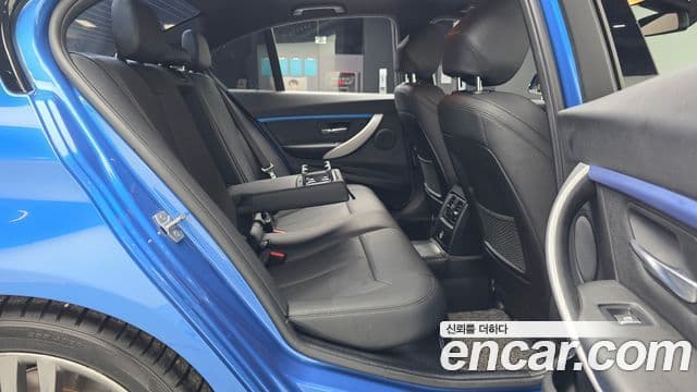 BMW 3 Series 2018 — фото 12 из 20