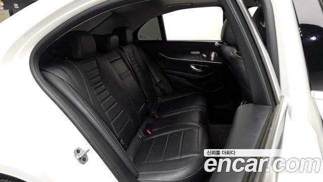 Mercedes-Benz E-Class 2019 — ფოტო 11/20