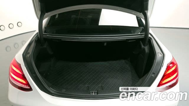 Mercedes-Benz E-Class 2019 — ფოტო 19/20
