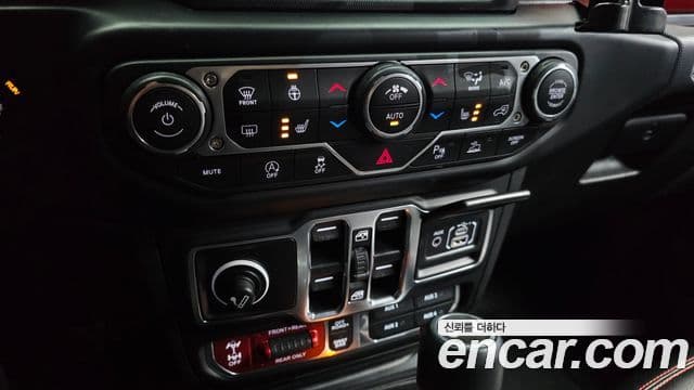 Jeep Wrangler 2021 — ფოტო 19/20