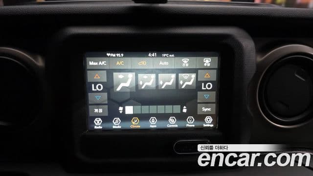 Jeep Wrangler 2020 — фото 14 из 20