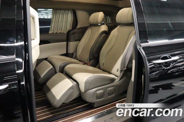 Kia Carnival 2021 — фото 10 из 20