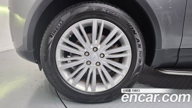 Land Rover Discovery 5 2018 — Photo 2/20