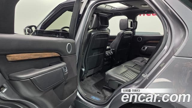 Land Rover Discovery 5 2018 — Photo 7/20