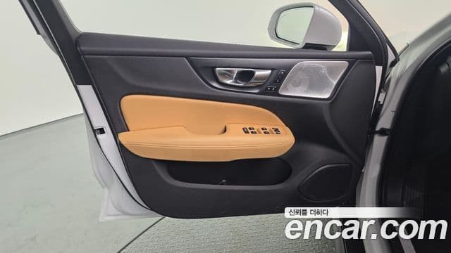 Volvo V60 Cross Country 2020 — Photo 10/36