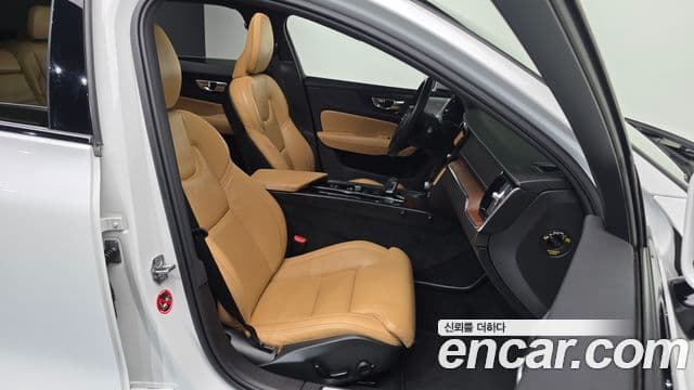 Volvo V60 Cross Country 2020 — Photo 16/36