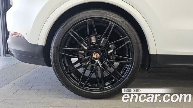 Porsche Cayenne 2023 — Photo 20/35