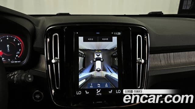 Volvo XC40 2020 — фото 16 из 20