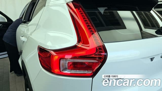 Volvo XC40 2020 — Photo 8/37