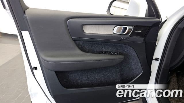 Volvo XC40 2020 — Photo 37/37