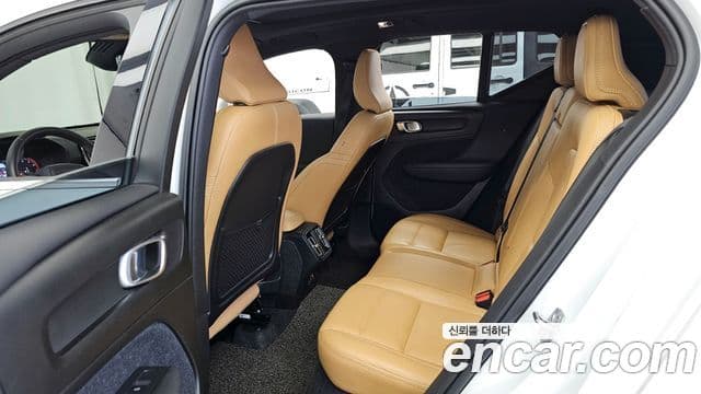 Volvo XC40 2020 — Photo 5/37