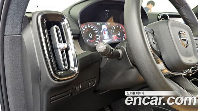 Volvo XC40 2020 — Photo 34/37