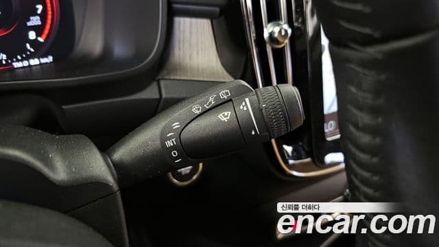 Volvo XC40 2020 — Photo 4/37