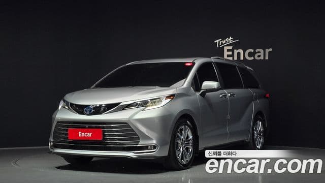 Toyota Sienna 2023 — Фото 1/20
