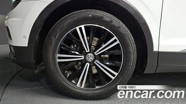 Volkswagen Tiguan 2018 — ფოტო 5/20