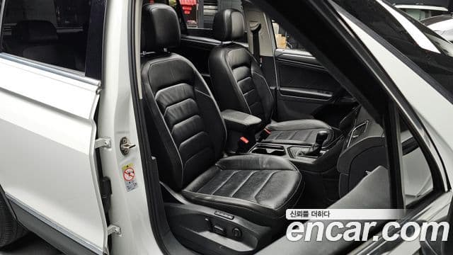 Volkswagen Tiguan 2018 — ფოტო 10/20