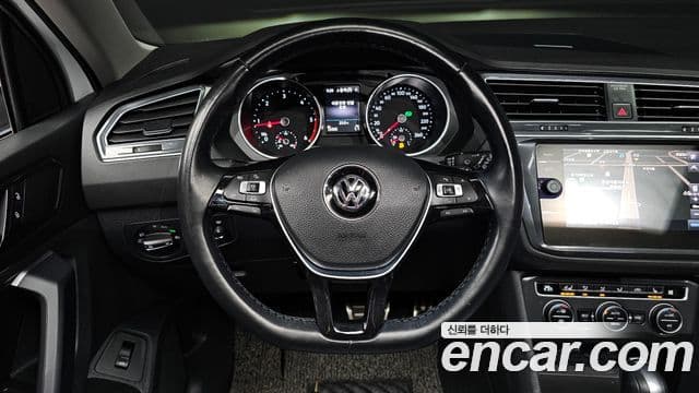 Volkswagen Tiguan 2018 — ფოტო 13/20