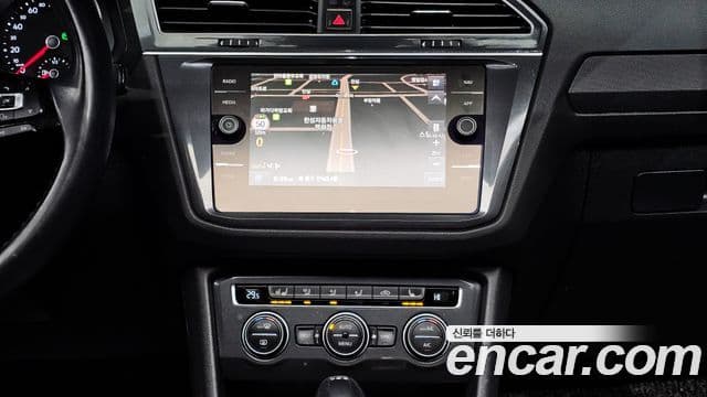Volkswagen Tiguan 2018 — ფოტო 15/20