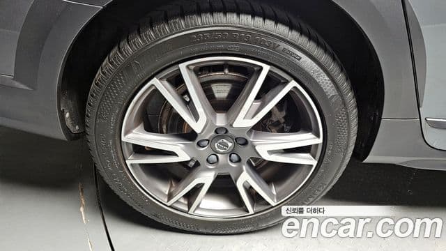 Volvo V90 Cross Country 2018 — Photo 16/30