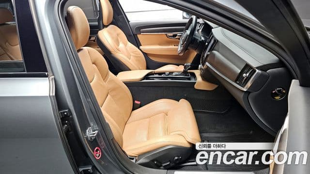 Volvo V90 Cross Country 2018 — Photo 29/30
