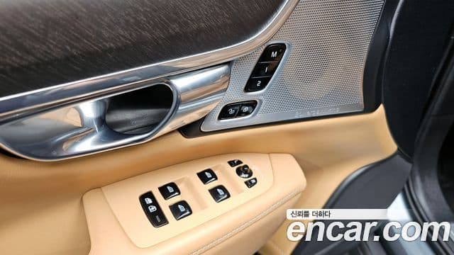 Volvo V90 Cross Country 2018 — Photo 27/30
