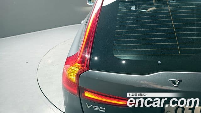 Volvo V90 Cross Country 2018 — Photo 28/30