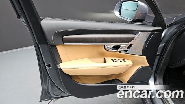 Volvo V90 Cross Country 2018 — Photo 17/30