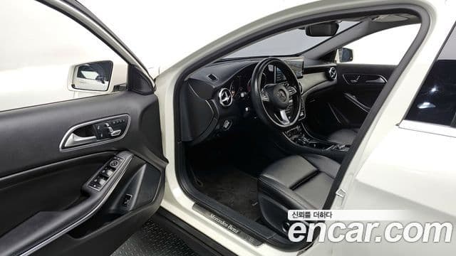 Mercedes-Benz GLA-Class 2018 — ფოტო 14/20