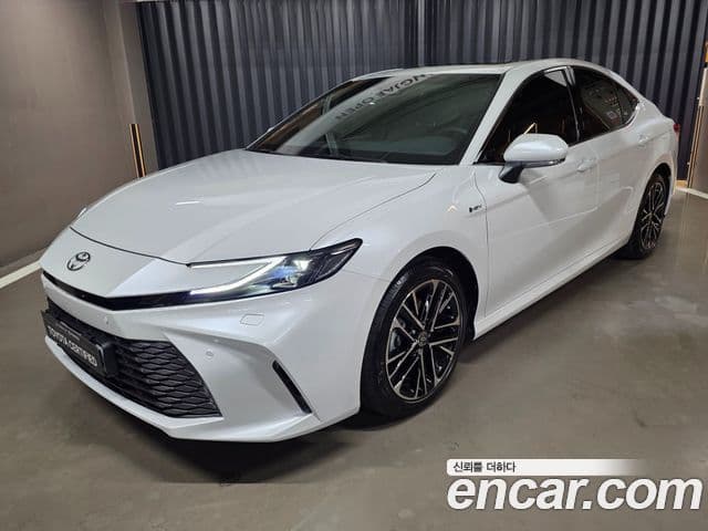 Toyota Camry 2025 — Photo 1/16