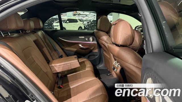 Mercedes-Benz E-Class 2023 — Фото 8/20