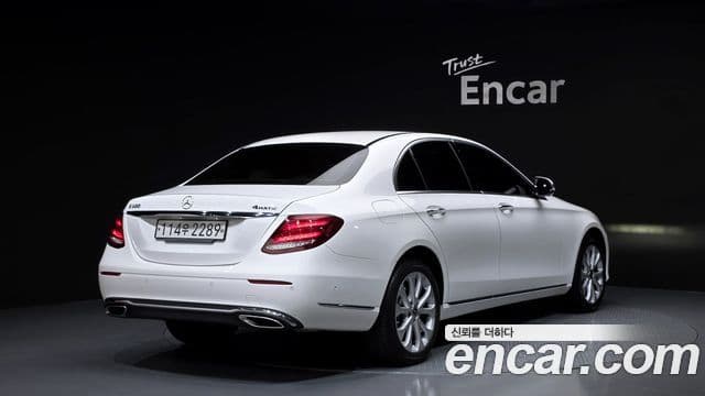 Mercedes-Benz E-Class 2019 — Photo 9/20